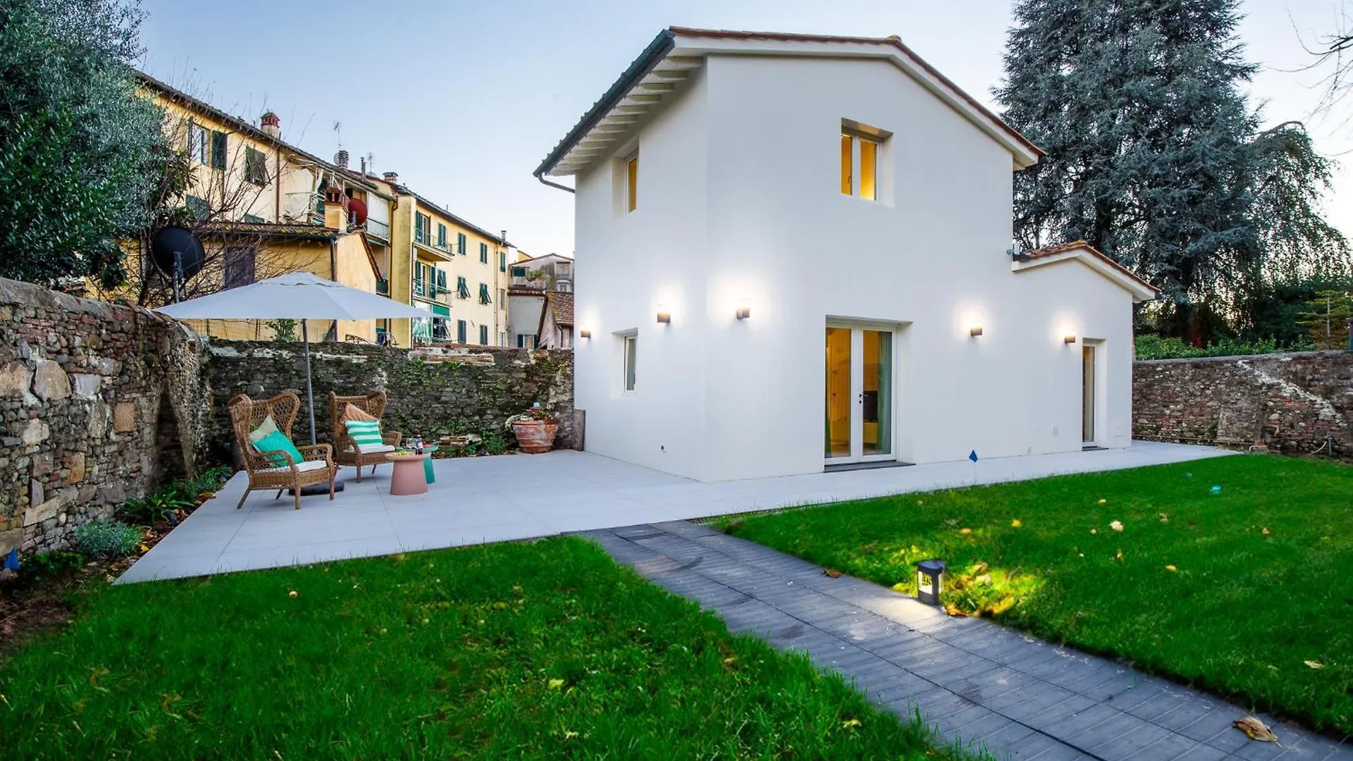 Apartman The City Oasis, A Villa Inside Lucca With Private